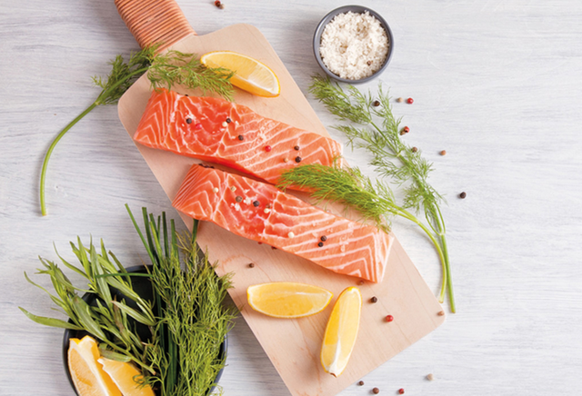 Stai mangiando pesce a sufficienza? Prova il salmone con salsa verde