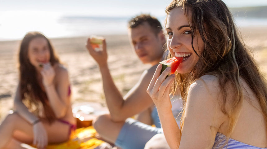 Cosa mangiare in spiaggia? Idee leggere per un pranzo al mare